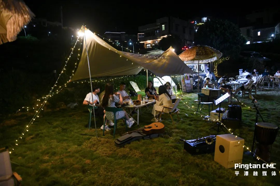 3_7 游客在帳篷下暢談.jpg 圖片