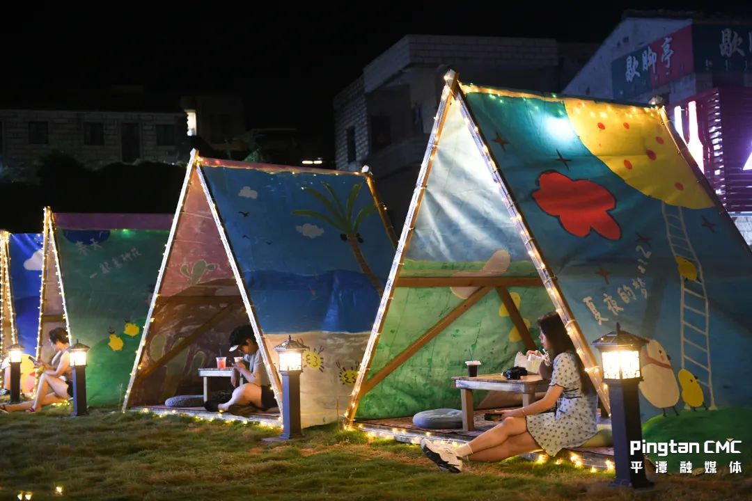 4_7 游客在帳篷下休息.jpg 圖片