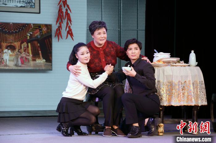 圖為越劇小戲《太平燕》?！「＝ǚ既A越劇院供圖